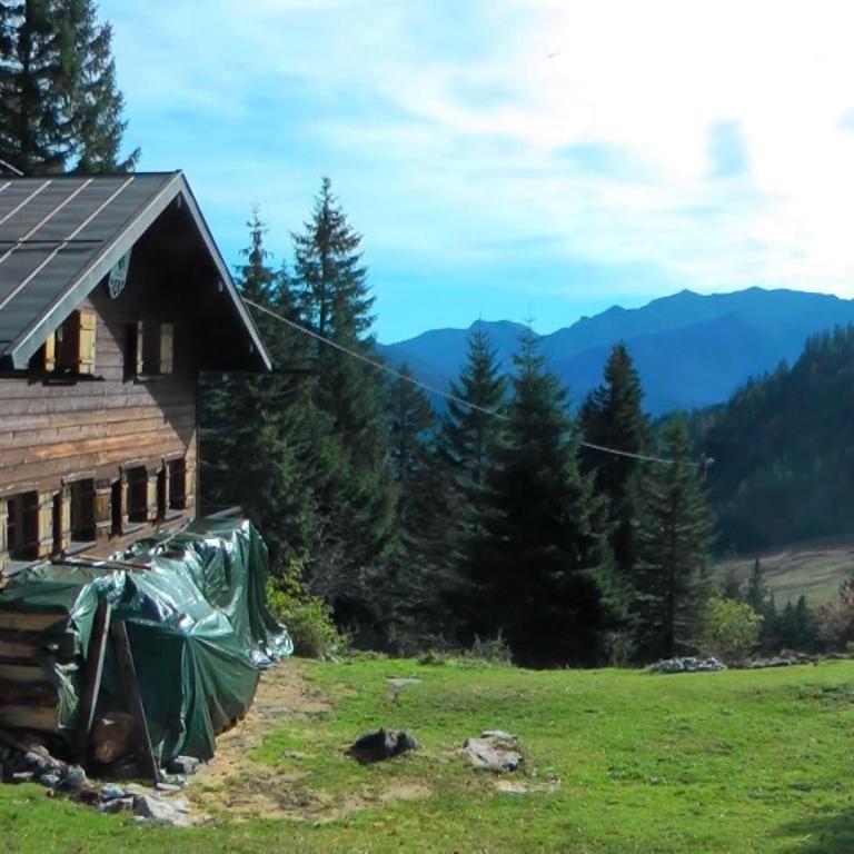 Berghütte links mit Spitzing Bergpanorama