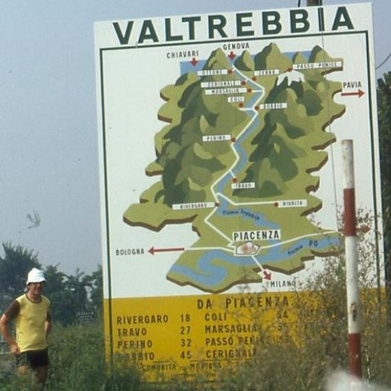 Eine große Wanderkarte der Region Valtroebbia, die wichtige Städte und Routen wie Bologna, Genoa, Piaccenza, Pescara und Milano zeigt.