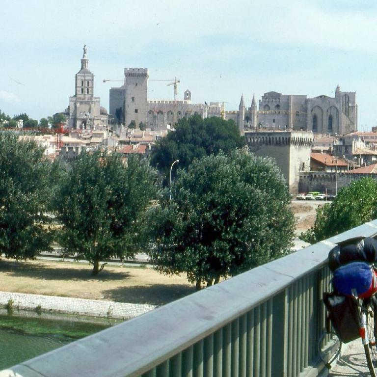 Panoramablick auf eine historische europäische Stadt, gesehen von einem Wasserweg aus.