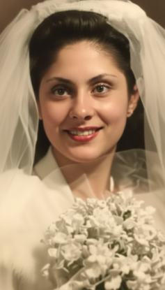 Porträt einer lächelnden Frau in einem Hochzeitskleid mit Schleier, die einen Blumenstrauß hält.