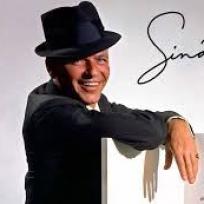Ein Porträt von Frank Sinatra in einem Hut und dunklem Anzug mit seiner Unterschrift im Hintergrund.