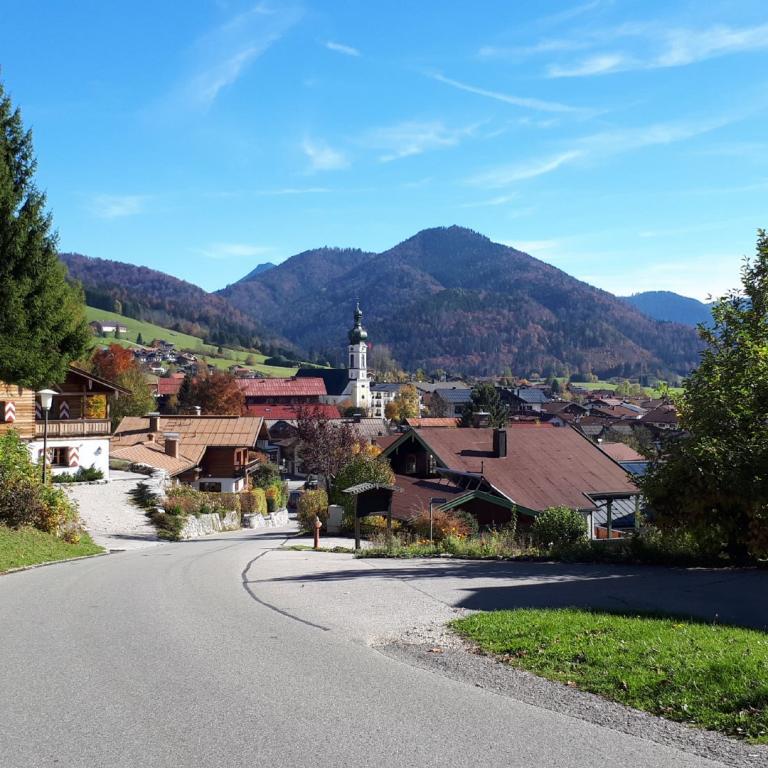 Aussicht auf ein Dorf im Tal mit bewaldeten Bergen im Hintergrund.