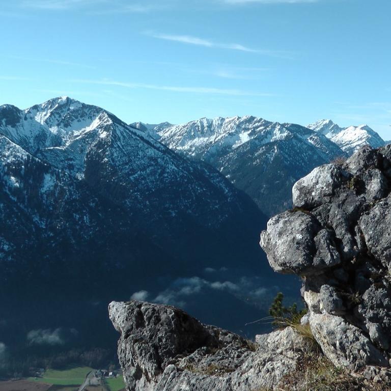 Panoramaaussicht auf majestätische Gebirgskette unter blauem Himmel