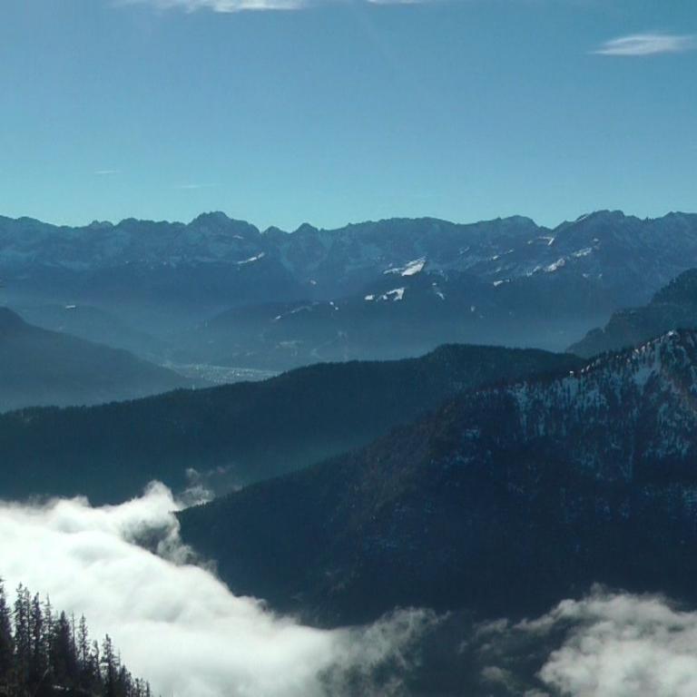 Panoramablick über eine Bergkette mit Wolkenmeer im Vordergrund